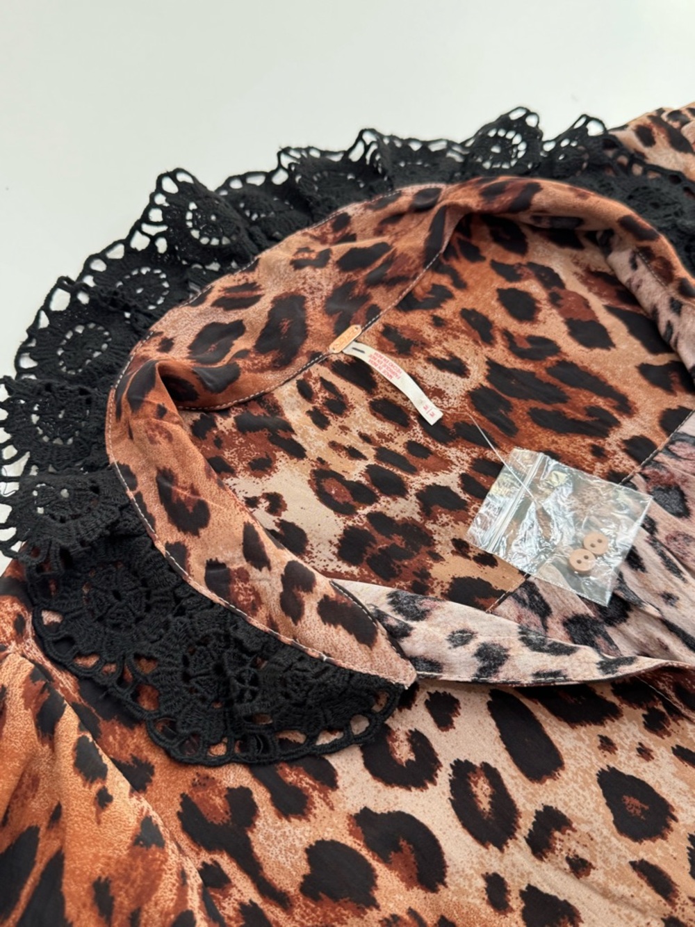Like new! FREE PEOPLE My Love Leopard Print Peterpan Lace Crochet Collar Top MED - Picture 5 of 9